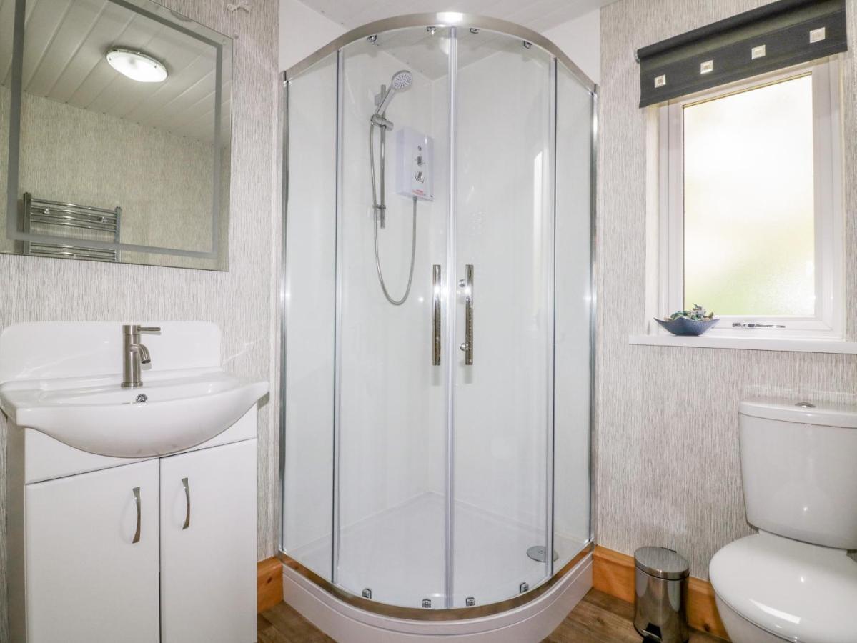 Lodge One Truro Bagian luar foto